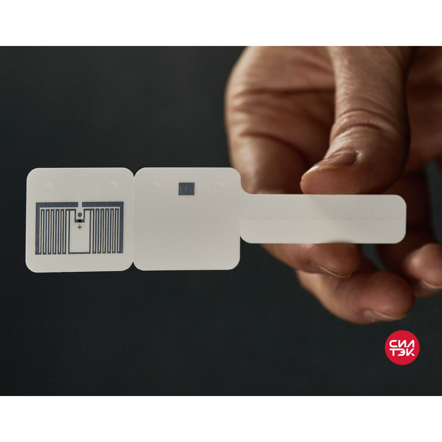 Фото RFID-этикетки специального назначения: ювелирная, вшивная, на лобовое стекло